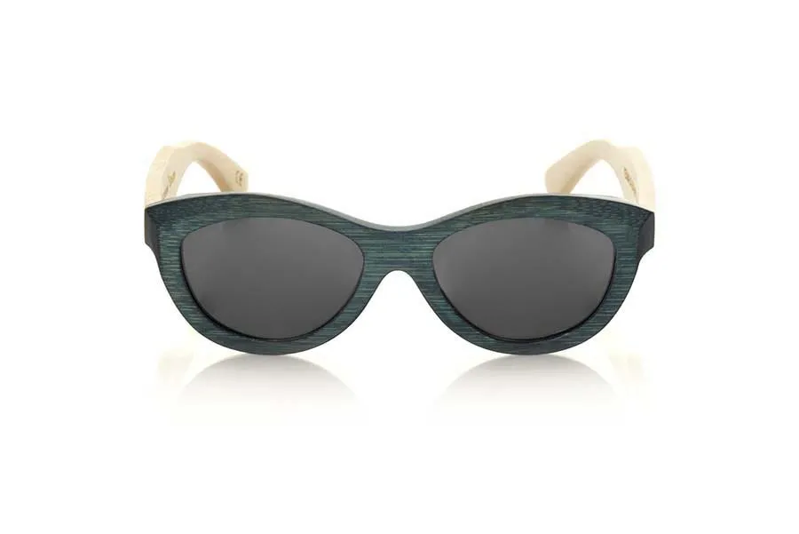 Gafas de Madera Natural de Bambú YEMAYÁ. Las gafas de sol de madera Yemayá están realizadas en madera de bambú con el frontal tintado de azul profundo varillas bambú natural y lentes azul espejo, lineas sugerentes en un estilo moderno, atrevido donde sentirse a resguardo de las otras miradas indiscretas. Medidas 142x50mm Venta al Por Mayor y Detalle | Root Sunglasses® 