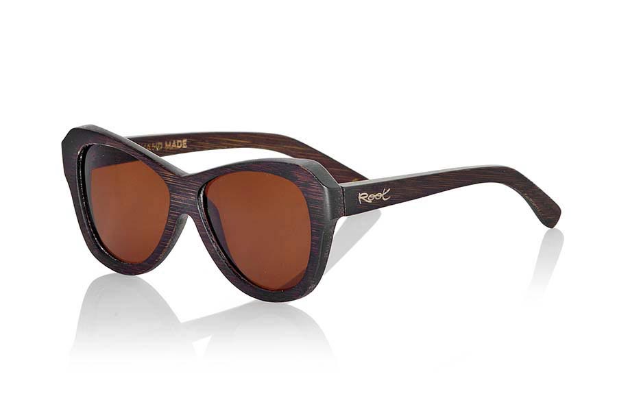 Wood eyewear of Bamboo REVENGE. Revenge sunglasses are made of bamboo wood stained in brown tones that leave visible wood grain. It is oriented to a female pubic suggestive lines with rounded edges standard size will be amazed by its lightness and comfort model. Front Measure: 147x48mm for Wholesale & Retail | Root Sunglasses® 