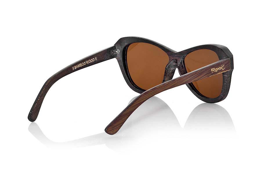 Wood eyewear of Bamboo REVENGE. Revenge sunglasses are made of bamboo wood stained in brown tones that leave visible wood grain. It is oriented to a female pubic suggestive lines with rounded edges standard size will be amazed by its lightness and comfort model. Front Measure: 147x48mm for Wholesale & Retail | Root Sunglasses® 