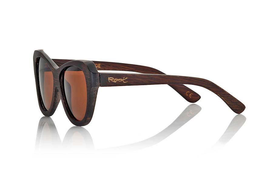 Wood eyewear of Bamboo REVENGE. Revenge sunglasses are made of bamboo wood stained in brown tones that leave visible wood grain. It is oriented to a female pubic suggestive lines with rounded edges standard size will be amazed by its lightness and comfort model. Front Measure: 147x48mm for Wholesale & Retail | Root Sunglasses® 