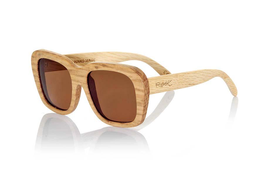 Wood eyewear of Oak ULUWATU. Sunglasses Uluwatu Wood are made of oak wood in natural color there is an oversized model where the grain of the wood is the protagonist. They are elegant and daring, either despite its size the Uluwatyu are surprisingly light. The model perfect if you want something different and unique that fits your personality. for Wholesale & Retail | Root Sunglasses® 