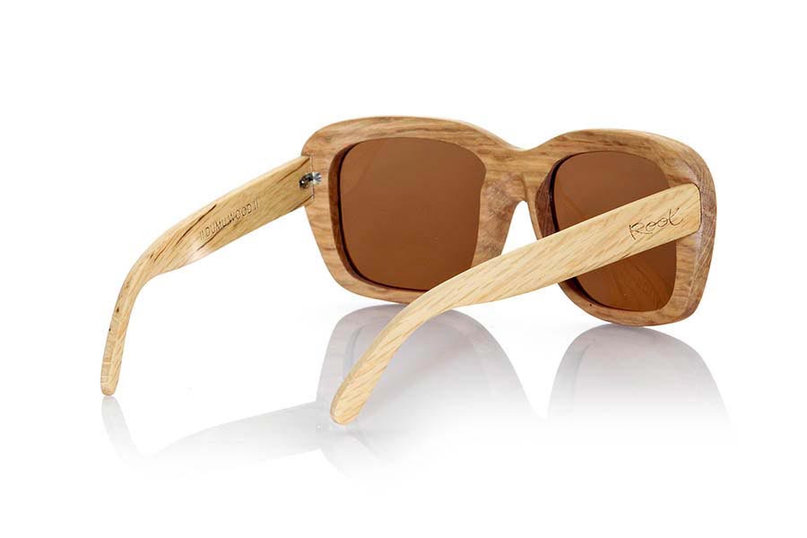 Wood eyewear of Oak ULUWATU. Sunglasses Uluwatu Wood are made of oak wood in natural color there is an oversized model where the grain of the wood is the protagonist. They are elegant and daring, either despite its size the Uluwatyu are surprisingly light. The model perfect if you want something different and unique that fits your personality. for Wholesale & Retail | Root Sunglasses® 