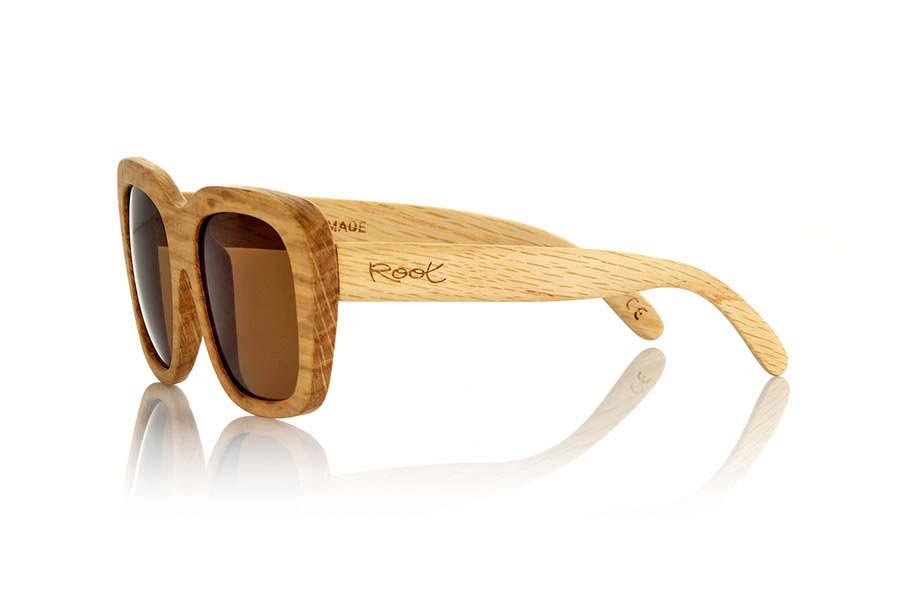Wood eyewear of Oak ULUWATU. Sunglasses Uluwatu Wood are made of oak wood in natural color there is an oversized model where the grain of the wood is the protagonist. They are elegant and daring, either despite its size the Uluwatyu are surprisingly light. The model perfect if you want something different and unique that fits your personality. for Wholesale & Retail | Root Sunglasses® 