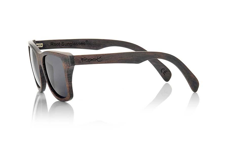 Gafas de Madera Natural de Monzo KANAA. Las gafas de sol Kanaa están fabricadas a mano con madera de Monzo natural, la madera es de tonos marrones rojizos y marrones profundos, es muy dura y resistente al paso del tiempo combinadas con lentes grises, el Kanaa es un modelo anguloso algo más dimensionado muy bonito y queda realmente bien. Medida frontal: 145x50mm Venta al Por Mayor y Detalle | Root Sunglasses® 