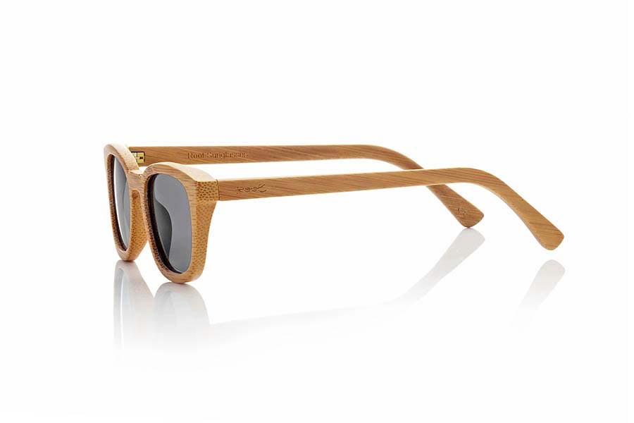 Gafas de Madera Natural de Bambú CANAIMA. Las gafas de sol Canaima están realizadas en madera de bambú carbonizada lo que proporciona a la madera un tono más oscuro permanente, es un modelo muy fino y muy muy ligero algo más pequeño que otros modelos root. medida: 136x40mm Venta al Por Mayor y Detalle | Root Sunglasses® 