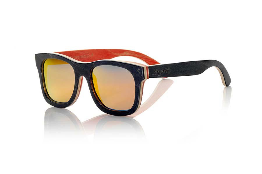 Gafas de Madera Natural de Laminada TAIGA. Las gafas de sol Taiga están fabricadas en madera de Arce laminada en 7 capas formando un patrón de colores con el frontal gris oscuro casi nego y el interior en rojos y colores naturales combinadas con lentes Rojo REVO. Montura de formas clásica estilo vintage que sienta bien a todo tipo de personas. Medidas:  145x50mm Venta al Por Mayor y Detalle | Root Sunglasses® 