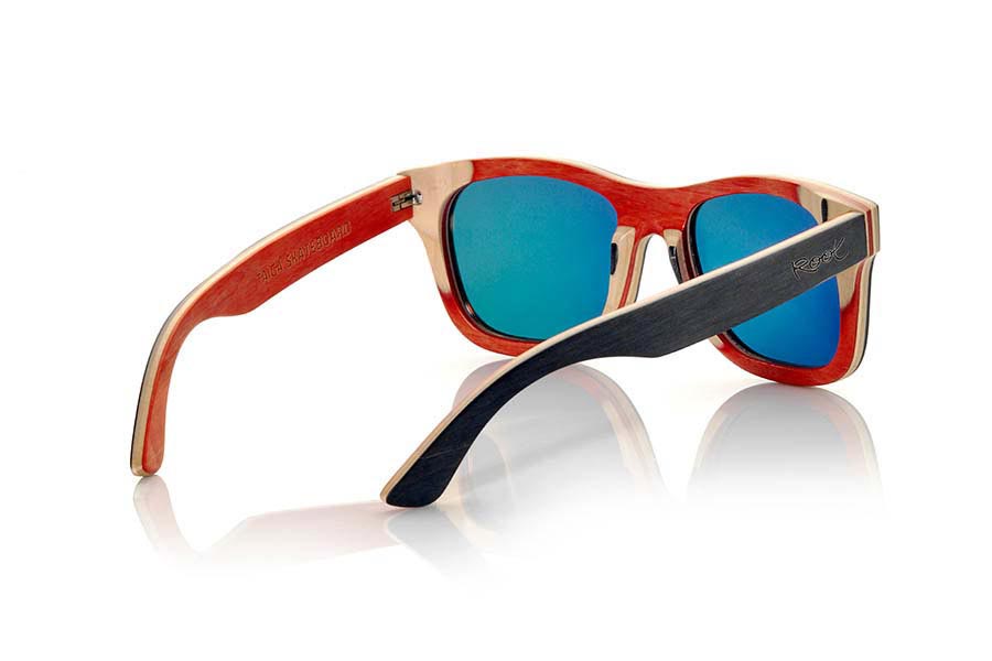 Wood eyewear of Skateboard TAIGA. Taiga sunglasses are made of maple wood laminate 7 layers forming a color pattern with dark gray almost black front and interior in red and natural colors combined with Red REVO lenses. Mount classic shapes that sit well with all kinds of people. Dimensions: 145x50mm for Wholesale & Retail | Root Sunglasses® 