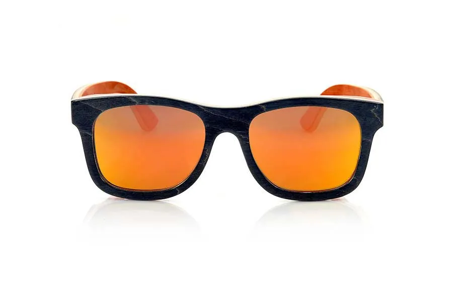 Gafas de Madera Natural de Laminada TAIGA. Las gafas de sol Taiga están fabricadas en madera de Arce laminada en 7 capas formando un patrón de colores con el frontal gris oscuro casi nego y el interior en rojos y colores naturales combinadas con lentes Rojo REVO. Montura de formas clásica estilo vintage que sienta bien a todo tipo de personas. Medidas:  145x50mm Venta al Por Mayor y Detalle | Root Sunglasses® 