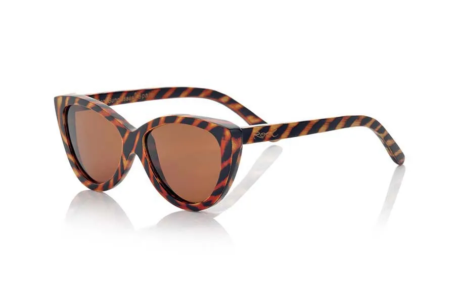 Gafas de Madera Natural de Bambú SMOKY. Las gafas de sol SMOKY están hechas de madera de bambú natural tratada con una técnica de quemado para crear un patrón de color. La montura es natural y presenta tonos marrón rojizos, y combinada con lentes marrones, es un modelo muy original y femenino. Medidas frontales normales: 142 x 55 mm. Venta al Por Mayor y Detalle | Root Sunglasses® 