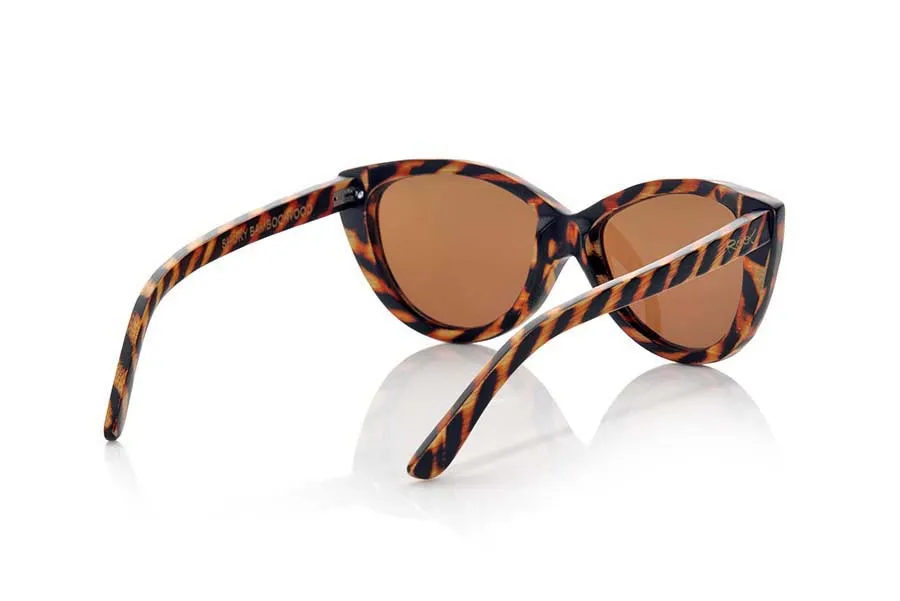 Gafas de Madera Natural de Bambú SMOKY. Las gafas de sol SMOKY están hechas de madera de bambú natural tratada con una técnica de quemado para crear un patrón de color. La montura es natural y presenta tonos marrón rojizos, y combinada con lentes marrones, es un modelo muy original y femenino. Medidas frontales normales: 142 x 55 mm. Venta al Por Mayor y Detalle | Root Sunglasses® 
