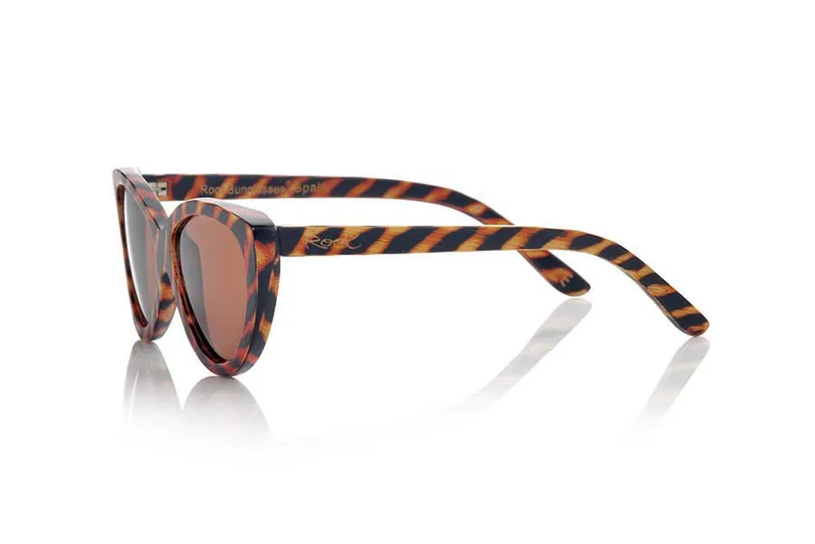 Gafas de Madera Natural de Bambú SMOKY. Las gafas de sol SMOKY están hechas de madera de bambú natural tratada con una técnica de quemado para crear un patrón de color. La montura es natural y presenta tonos marrón rojizos, y combinada con lentes marrones, es un modelo muy original y femenino. Medidas frontales normales: 142 x 55 mm. Venta al Por Mayor y Detalle | Root Sunglasses® 