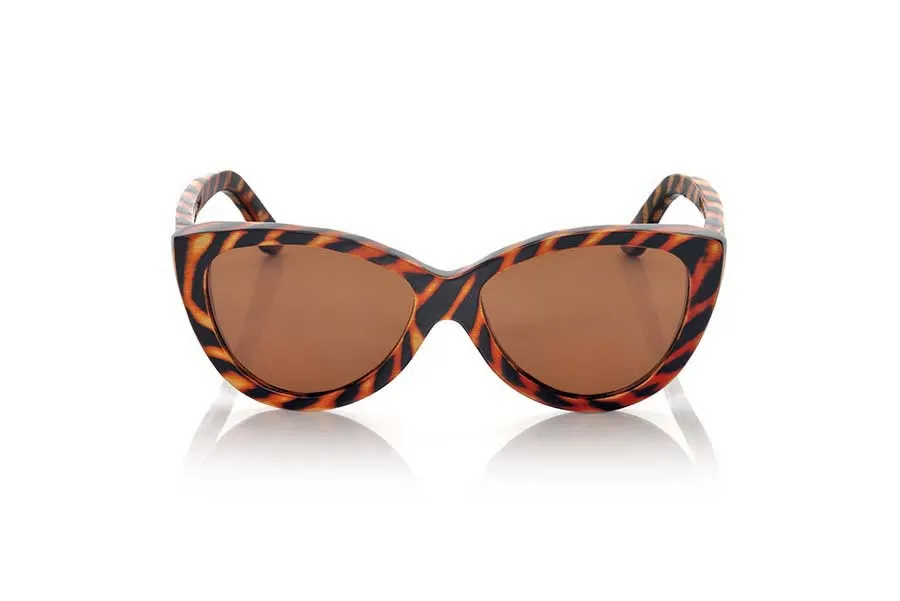 Gafas de Madera Natural de Bambú SMOKY. Las gafas de sol SMOKY están hechas de madera de bambú natural tratada con una técnica de quemado para crear un patrón de color. La montura es natural y presenta tonos marrón rojizos, y combinada con lentes marrones, es un modelo muy original y femenino. Medidas frontales normales: 142 x 55 mm. Venta al Por Mayor y Detalle | Root Sunglasses® 