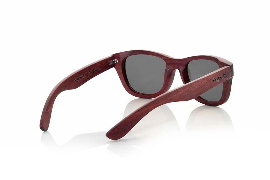 Gafas de Madera Natural de Padauk RAPSODIA. Las gafas de sol Rapsodia están realizadas en madera de Padauk. Este espectacular modelo de tonos púrpura naturales ha sido combinado con lentes GRISES, es de un tamaño reducido y están pensado sobre todo para chicas. Medida frontal: 135x43mm Venta al Por Mayor y Detalle | Root Sunglasses® 