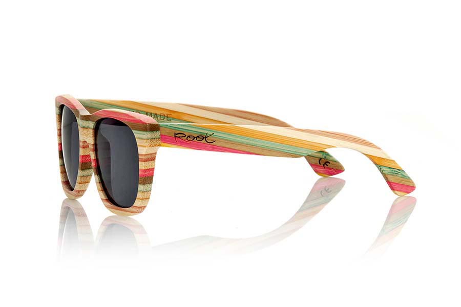 Gafas de Madera Natural de Bambú THAR. Las gafas de sol Thar están realizadas en bambú natural laminado y coloreado formando un patrón de colores combinadas con lentes grises. Medida frontal: 142x47mm Venta al Por Mayor y Detalle | Root Sunglasses® 