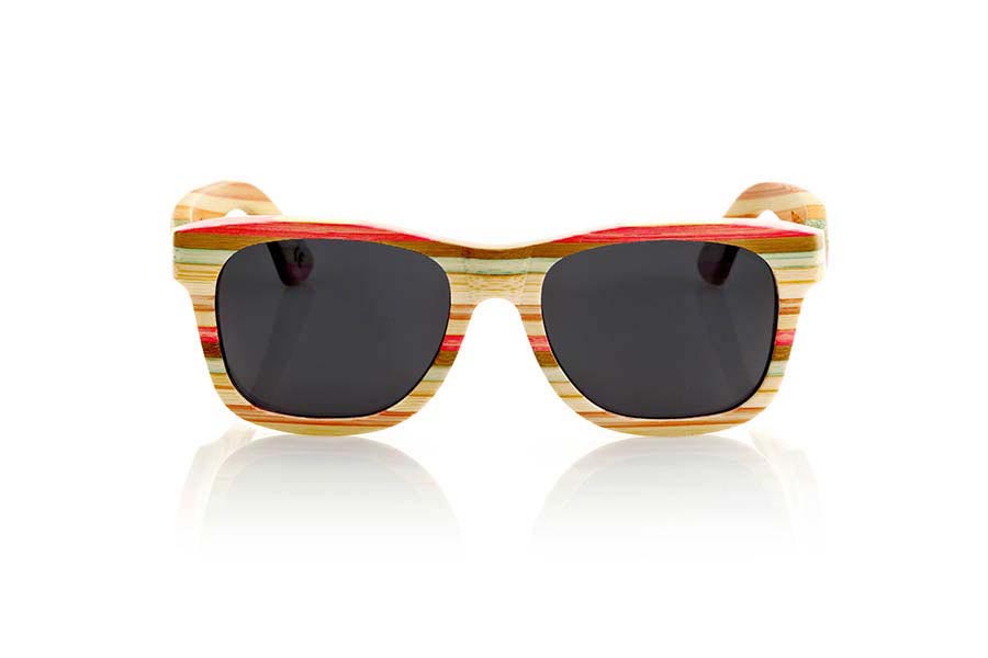 Gafas de Madera Natural de Bambú THAR. Las gafas de sol Thar están realizadas en bambú natural laminado y coloreado formando un patrón de colores combinadas con lentes grises. Medida frontal: 142x47mm Venta al Por Mayor y Detalle | Root Sunglasses® 