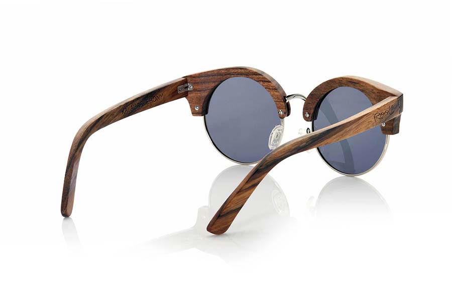 Gafas de Madera Natural de Ébano KALAHARI. Las gafas de sol Kalahari están realizas en madera de ébano combinadas con lentes morado REVO, Es un modelo espectacular realizado en madera noble con un aspecto boho y un tamaño estandar. Las gafas de sol KALAHARI incluyen  un práctico estuche plegable que mantiene tus gafas seguras cuando están en su interior y ocupa muy poco espacio cuando está plegado.Medida frontal: 142x55mm Venta al Por Mayor y Detalle | Root Sunglasses® 