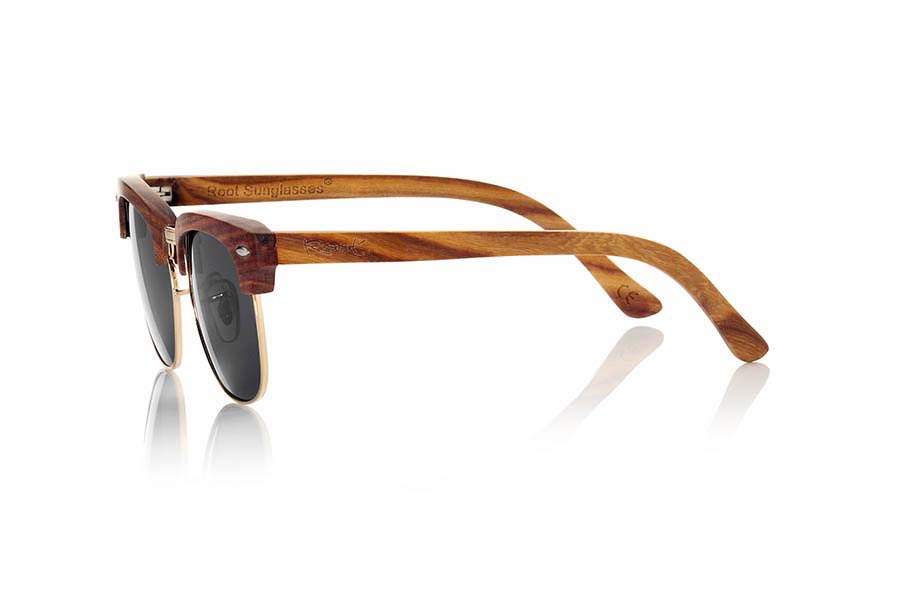 Gafas de Madera Natural de Sandal DASHT. Las gafas de sol Dasht están realizadas en madera de sándalo combinadas con lentes grises. es un modelo fantástico realizado con una medera bellísima combinada con elementos metálicos dorados. Las gafas de sol DASHT incluyen  un práctico estuche plegable que mantiene tus gafas seguras cuando están en su interior y ocupa muy poco espacio cuando está plegadoMedida frontal: 140x47mm Venta al Por Mayor y Detalle | Root Sunglasses® 