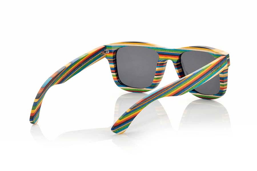 Gafas de Madera Natural de Laminada RAINBOW. Las gafas de sol Rainbow es una edición limitada, fabricadas en madera de Arce laminada skateboard de 9 capas formando un patrón de colores como los colores del arco iris. en un  modelo de formas clásicas y medida estándar apto para hombres y mujeres realizado en una espectacular combinación de colores que no te dejará indiferente. Además lo hemos combinado con 5 colores de lentes para que sea cual sea tu estilo las Rainbow se adapten a ti. A nosotros nos encantan. Medida frontal: 143x47mm Venta al Por Mayor y Detalle | Root Sunglasses® 