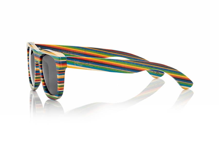 Gafas de Madera Natural de Laminada RAINBOW. Las gafas de sol Rainbow es una edición limitada, fabricadas en madera de Arce laminada skateboard de 9 capas formando un patrón de colores como los colores del arco iris. en un  modelo de formas clásicas y medida estándar apto para hombres y mujeres realizado en una espectacular combinación de colores que no te dejará indiferente. Además lo hemos combinado con 5 colores de lentes para que sea cual sea tu estilo las Rainbow se adapten a ti. A nosotros nos encantan. Medida frontal: 143x47mm Venta al Por Mayor y Detalle | Root Sunglasses® 