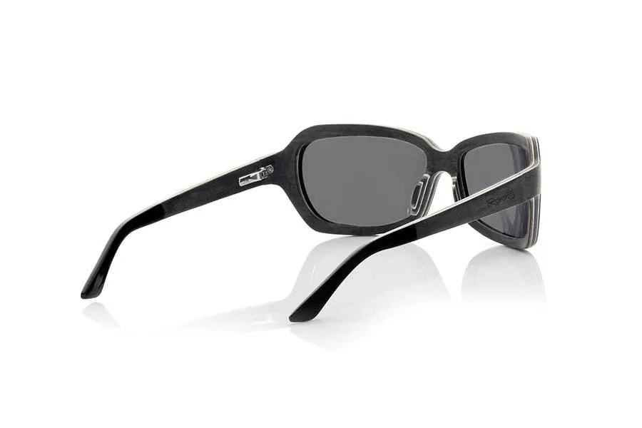 Gafas de Madera Natural de Mpingo ORMUZ. Las gafas de sol ORMUZ están fabricadas en madera natural de Mpingo (African Black wood) se trata de un modelo deportivo donde la madera ha sido curvada en la zona de los herrajes. Las gafas de sol Ormuz están fabricadas artesanalmente intercalando, entre varias finísimas láminas de esta madera tan bella prácticamente negra, láminas muy finas de aluminio lo que permite curvar la madera en la zona de los herrajes, y obtener una montura fina y muy resistente. El final de las varillas está terminado en acetato de calidad lo que permite ajustar las mismas a las orejas. Las Ormuz son un modelo muy especial que te sorprenderá por la madera curvada, la belleza de la madera, su aspecto deportivo y su resistencia.  Las gafas de sol ORMUZ incluyen  un práctico estuche plegable que mantiene tus gafas seguras cuando están en su interior y ocupa muy poco espacio cuando está plegado. Medida frontal: 143x44mm Venta al Por Mayor y Detalle | Root Sunglasses® 