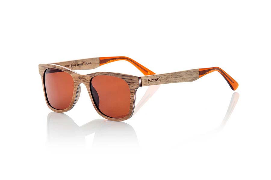 Wood eyewear of Pear PALAU. PALAU sunglasses are made manually with pear wood. This stunning model has been fabricated aluminum sheets sandwiching between several thin layers of wood Peral. The result is a beautiful model, ultra-thin (4mm only) and ultra resistant. The end of the rod is finished in clear acetate quality which allows to adjust the curvature of the rods in the ears if necessary. PALAU sunglasses will surprise you with the beauty of wood finesse its lightness and strength. PALAU sunglasses include a practical folding case that keeps your glasses safe when they are  inside and takes up very little space when folded.Front Measure: 140x47mm for Wholesale & Retail | Root Sunglasses® 