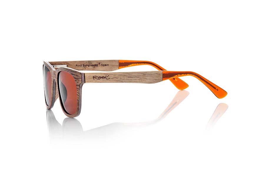 Gafas de Madera Natural de Pear PALAU. Las gafas de sol PALAU están fabricadas manualmente con madera de Peral. Este impresionante modelo ha sido fabricado intercalando láminas de aluminio entre varias finas capas de madera de Peral y han sido combinadas con lentes marrones. El resultado es un espectacular modelo bellísimo, ultrafino (sólo 4mm) y ultra resistente. El final de las varillas está terminado en acetato transparente de calidad lo que permite ajustar la curvatura de las varillas a las orejas en caso de ser necesario. Las gafas de sol PALAU te sorprenderán por la belleza de la madera su finura su ligereza y su resistencia.  Las gafas de sol PALAU incluyen  un práctico estuche plegable que mantiene tus gafas seguras cuando están en su interior y ocupa muy poco espacio cuando está plegado. Medida frontal: 140x47mm Venta al Por Mayor y Detalle | Root Sunglasses® 