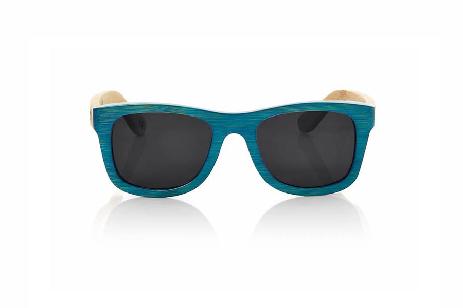 Gafas de Madera Natural de Bambú TROPICBLUE S. Las gafas de sol TropicBlue están realizadas en madera de bambú con el frontal en Azul y las varillas en bambú natural combinadas con lentes de espejo azules. Es una montura clásica con un tamaño reducido para las personas a las que les sientan mejor las gafas más pequeñas. con la que no pasarás desapercibido. Varias combinaciones de lentes. Medida frontal: 136x44mm Venta al Por Mayor y Detalle | Root Sunglasses® 