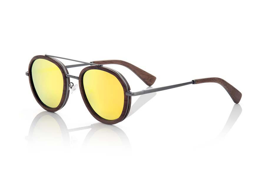 Gafas de Madera Natural de  RIFF. Las gafas de sol RIFF  están farbricadas con madera de Nogal combinadas can detalles metálicos. El frontal se muestra en madera de Nogal natural bordeado con detalles metálicos mate, mientras que las varillas son metálicas mate terminadas en madera de Nogal natural. Montura de formas redondeadas muy fina y elegante. Medidas: 145x51mm Venta al Por Mayor y Detalle | Root Sunglasses® 