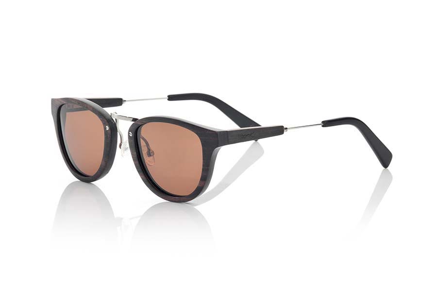 Gafas de Madera Natural de Ébano modelo URAL. Las gafas de sol URAL están fabricadas con madera de Ébano combinadas con detalles en puente y patillas. El frontal se muestra en madera de ébano natural, mientras que las patillas son de madera de ébano con varilla intercalada y terminadas en madera de ébano natural. Montura de formas semi-redondeadas muy fina y elegante. Medidas: 136x47mm | Root Sunglasses®