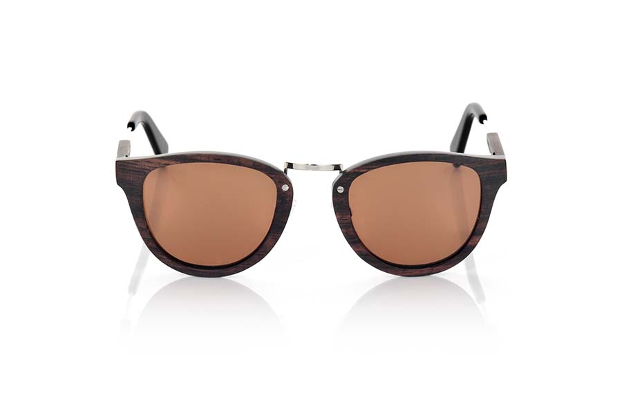 Wood eyewear of Ebony URAL. URAL sunglasses are manufactured with combined with details on bridge and PIN ebony wood. The front is shown in natural ebony wood, while the pins are ebony wood with rod inserted and finished in natural ebony wood. Very fine and elegant forms semi-redondeadas mount. Measures: 136x47mm for Wholesale & Retail | Root Sunglasses® 