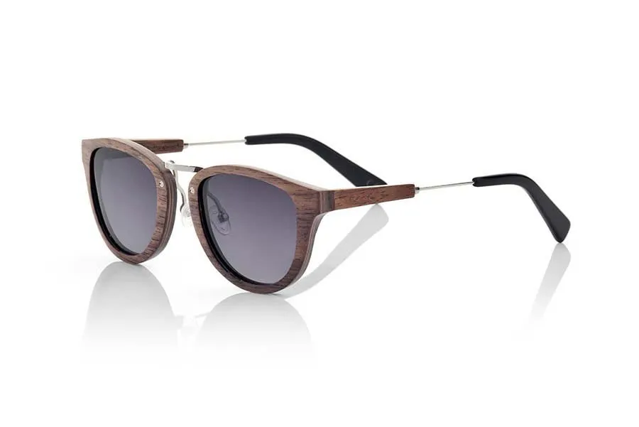 Wood eyewear of Black Walnut KUSH. KUSH sunglasses are manufactured from Walnut combined with metallic details in bridge and sideburns. The front is shown in natural Walnut wood, while the pins are walnut with rod inserted and finished in acetate with internal rod that can be adapted if necessary. Very fine and elegant forms semi-redondeadas mount. Measures: 136x47mm for Wholesale & Retail | Root Sunglasses® 