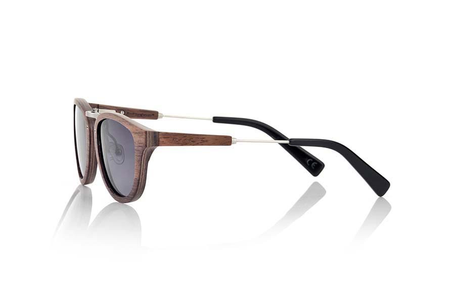 Wood eyewear of Black Walnut KUSH. KUSH sunglasses are manufactured from Walnut combined with metallic details in bridge and sideburns. The front is shown in natural Walnut wood, while the pins are walnut with rod inserted and finished in acetate with internal rod that can be adapted if necessary. Very fine and elegant forms semi-redondeadas mount. Measures: 136x47mm for Wholesale & Retail | Root Sunglasses® 