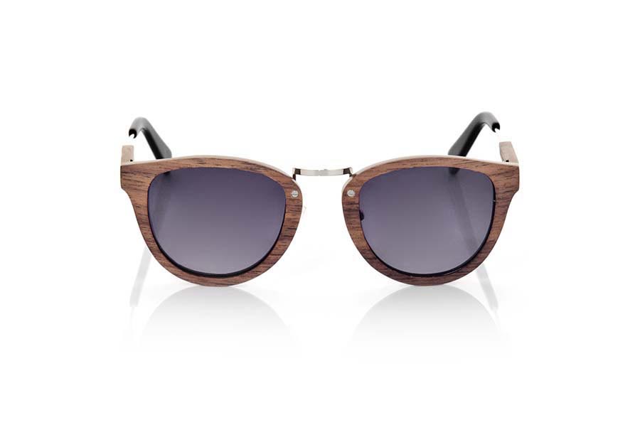 Wood eyewear of Black Walnut KUSH. KUSH sunglasses are manufactured from Walnut combined with metallic details in bridge and sideburns. The front is shown in natural Walnut wood, while the pins are walnut with rod inserted and finished in acetate with internal rod that can be adapted if necessary. Very fine and elegant forms semi-redondeadas mount. Measures: 136x47mm for Wholesale & Retail | Root Sunglasses® 