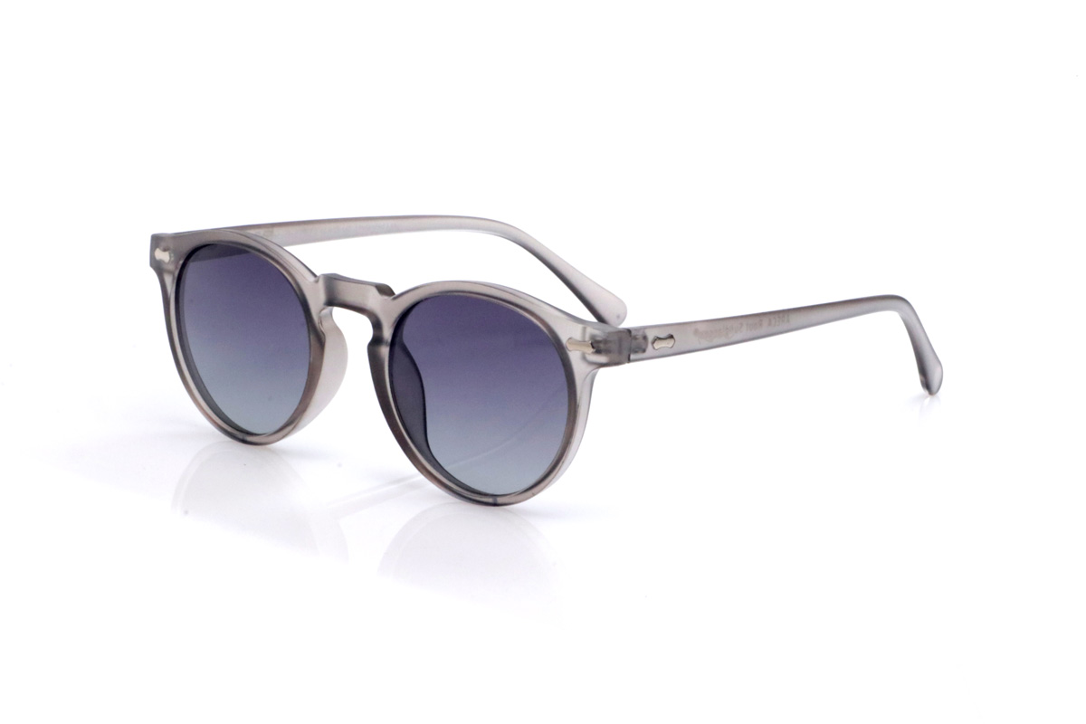 Gafas de Madera Natural de Pet modelo ARECA. Las gafas de sol ARECA están fabricadas en plástico PET reciclado, transformando residuos en una montura ligera y resistente con un diseño de inspiración urbana. Su forma redondeada con puente tipo “keyhole” suaviza las facciones y aporta un aire clásico renovado, fácil de combinar con cualquier estilo. El acabado translúcido en tonos neutros deja entrever las líneas interiores del material, reforzando el carácter contemporáneo y sostenible de la gafa. Las varillas estilizadas se adaptan con suavidad a la cabeza, ofreciendo un ajuste cómodo y estable durante todo el día. Equipadas con lentes polarizadas de alta calidad, las ARECA proporcionan una protección óptima frente a los reflejos y los rayos UV, convirtiéndose en una opción perfecta para quienes buscan unas gafas recicladas con personalidad propia y compromiso con el planeta. Dimensiones 133x43mm. Calibre de 51.
 | Root Sunglasses® 