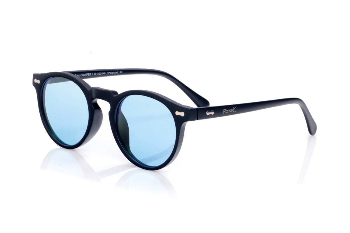 Gafas de Madera Natural de Pet modelo LANTANA. Las gafas de sol LANTANA están fabricadas en plástico PET reciclado, transformando botellas en una montura ligera, resistente y de estilo contemporáneo. Su forma redondeada con puente tipo “keyhole” aporta un aire clásico muy favorecedor, fácil de combinar tanto en looks urbanos como más relajados. La montura negra mate enfatiza las líneas limpias del diseño y resalta los pequeños detalles metálicos del frontal y las varillas, reforzando su carácter moderno y sostenible. Las varillas finas y ligeramente curvadas se adaptan cómodamente a la cabeza, ofreciendo un ajuste estable durante todo el día. Equipadas con lentes polarizadas de alta calidad, las LANTANA reducen los reflejos y protegen tus ojos frente a los rayos UV, convirtiéndose en unas gafas recicladas ideales para quienes buscan un básico unisex con mucha personalidad y compromiso con el planeta. Dimensiones: 138x47mm. Calibre: 48 | Root Sunglasses® 