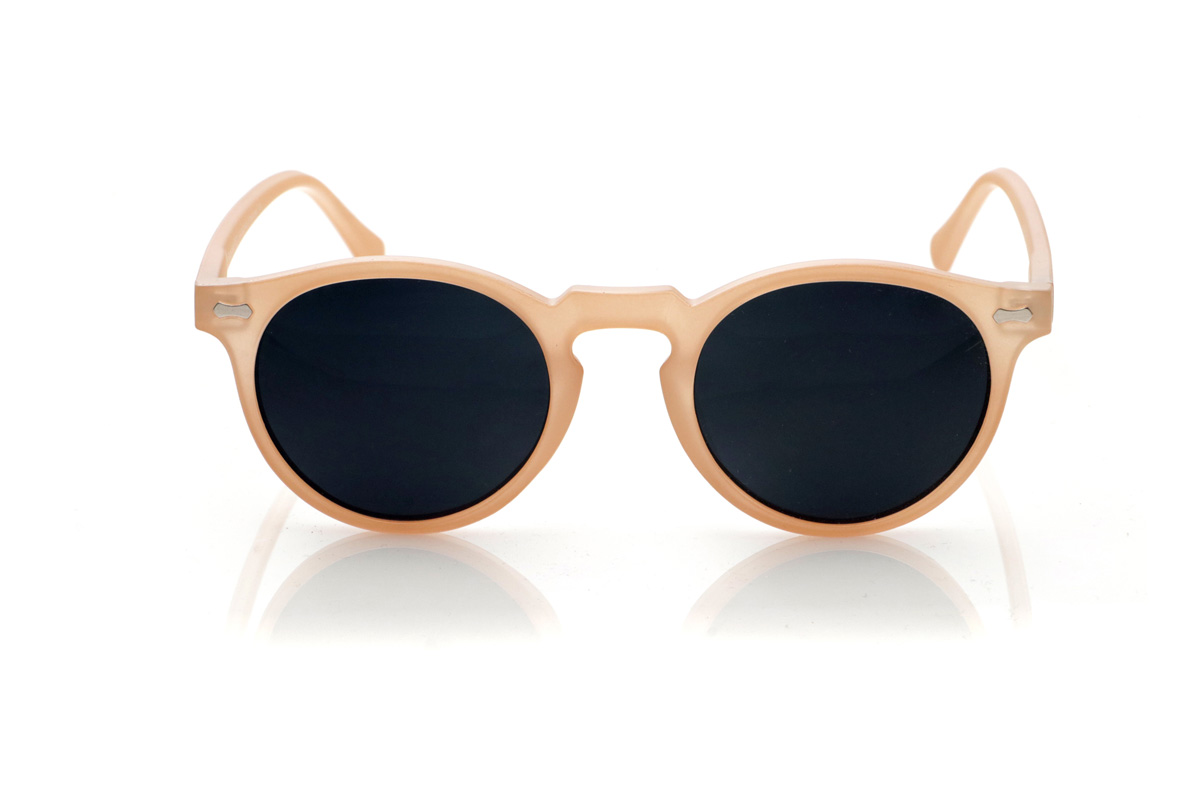 Gafas de Madera Natural de Pet KENTIA. Las gafas de sol KENTIA están fabricadas en plástico PET reciclado, dando una nueva vida a las botellas para convertirlas en una montura ligera, resistente y con un carácter muy actual. Su forma redondeada con puente tipo “keyhole” suaviza las facciones y aporta un aire fresco y desenfadado, perfecto para el día a día. El acabado translúcido en un tono suave y cálido deja entrever el interior de la montura, reforzando su personalidad y su esencia sostenible. Los pequeños detalles metálicos en el frontal y las varillas añaden un toque distintivo sin romper la armonía del diseño. Las varillas finas y curvadas se adaptan cómodamente a la cabeza, garantizando un ajuste seguro durante horas. Equipadas con lentes polarizadas de alta calidad, las KENTIA reducen los reflejos y protegen tus ojos frente a los rayos UV, convirtiéndose en unas gafas recicladas ideales para quienes buscan estilo, comodidad y respeto por el planeta en una sola pieza. Dimensiones: 139x48mm. Calibre: 48
 Venta al Por Mayor y Detalle | Root Sunglasses® 