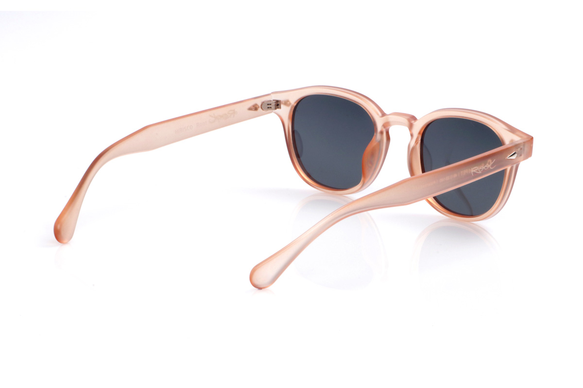 Gafas de Madera Natural de Pet HIBISCO. Las gafas de sol HIBISCO están fabricadas en plástico PET reciclado, dando una segunda vida a las botellas para convertirlas en una montura ligera, resistente y con encanto. Su forma suavemente cuadrada con bordes redondeados y puente esculpido favorece una gran variedad de rostros, aportando un estilo actual y desenfadado para el día a día. El acabado translúcido en tono cálido resalta los volúmenes de la montura y deja entrever el interior del material, subrayando su carácter fresco y sostenible. Los pequeños detalles metálicos del frontal y las varillas añaden un toque delicado sin recargar el diseño. Las varillas, de líneas limpias y bien equilibradas, se adaptan con comodidad a la cabeza, garantizando un ajuste estable durante horas. Equipadas con lentes polarizadas de alta calidad, las HIBISCO reducen los reflejos y protegen tus ojos frente a los rayos UV, convirtiéndose en unas gafas recicladas ideales para quienes buscan un accesorio luminoso, cómodo y comprometido con el planeta. Dimensiones: 143x48mm; Calibre: 48
 Venta al Por Mayor y Detalle | Root Sunglasses® 