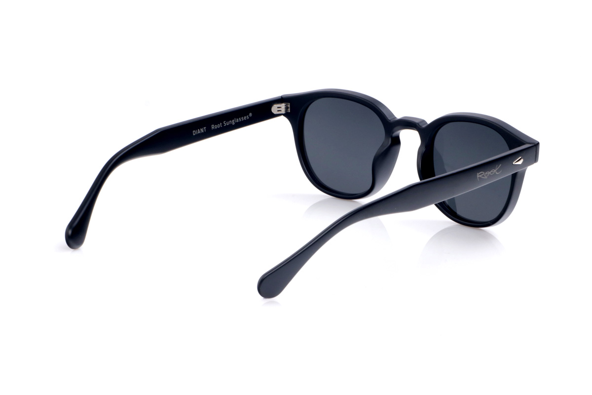 Gafas de Madera Natural de Pet DIANT. Las gafas de sol DIANT están fabricadas en plástico PET reciclado, transformando botellas en una montura ligera, resistente y con un estilo atemporal. Su forma suavemente cuadrada con bordes redondeados y puente esculpido favorece muchos tipos de rostro, convirtiéndose en un básico unisex perfecto para el día a día. El acabado uniforme realza las líneas limpias de la montura y destaca los pequeños apliques metálicos del frontal y las varillas, que aportan un toque moderno sin recargar el diseño. Las varillas anchas, de curvatura suave, se ajustan con comodidad a la cabeza y ofrecen una sensación estable incluso en uso prolongado. Equipadas con lentes polarizadas de alta calidad, las DIANT reducen los reflejos y protegen tus ojos frente a los rayos UV, siendo unas gafas recicladas ideales para quienes buscan funcionalidad, elegancia discreta y compromiso con el planeta en una sola pieza. Dimensiones: 143x48mm; Calibre 48
 Venta al Por Mayor y Detalle | Root Sunglasses® 