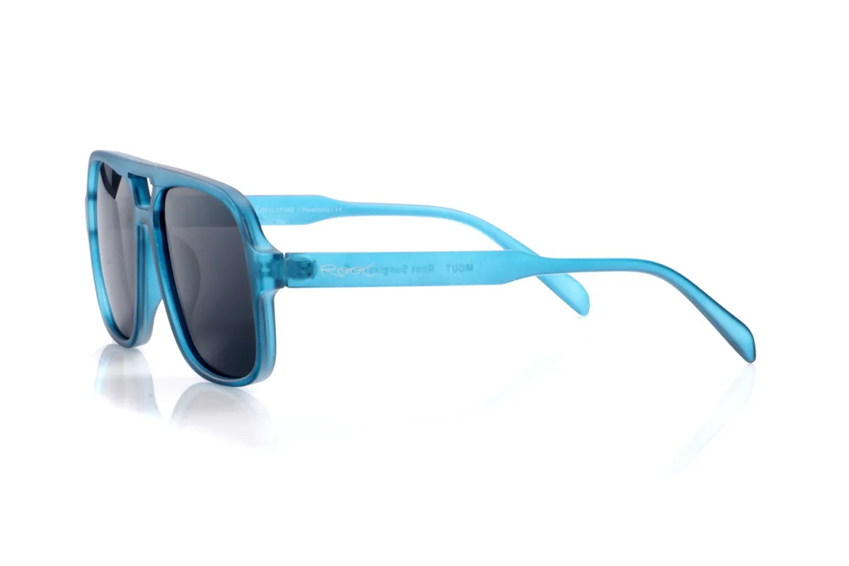 Gafas de Madera Natural de Pet MOUT. Las gafas de sol MOUT están fabricadas en plástico PET reciclado, transformando botellas en una montura ligera y resistente con marcado carácter deportivo. Su frontal rectangular de tamaño medio-grande, con doble puente integrado, aporta un aire retro inspirado en las gafas de aviador, mientras que el acabado translúcido en azul intenso les da frescura y un estilo muy actual. Las líneas definidas de la montura se equilibran con varillas finas y curvadas que se adaptan cómodamente a la cabeza, ofreciendo buen agarre sin presionar. Equipadas con lentes polarizadas de alta calidad, reducen reflejos y deslumbramientos y protegen totalmente frente a los rayos UV, convirtiendo a las MOUT en unas gafas recicladas ideales para quienes buscan comodidad, personalidad y compromiso con el planeta en una sola pieza. Dimensiones: 149x54mm; Calibre 57
 Venta al Por Mayor y Detalle | Root Sunglasses® 