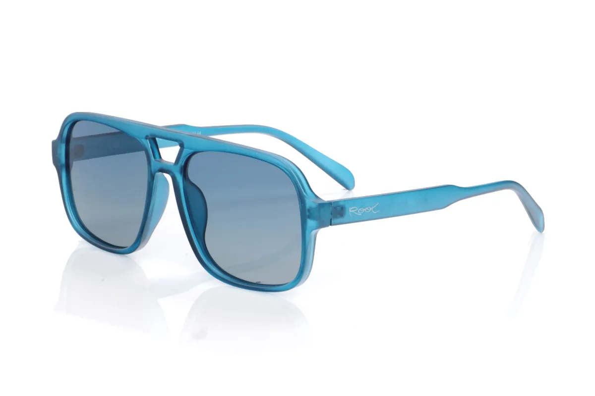 Gafas de Madera Natural de Pet MOUT. Las gafas de sol MOUT están fabricadas en plástico PET reciclado, transformando botellas en una montura ligera y resistente con marcado carácter deportivo. Su frontal rectangular de tamaño medio-grande, con doble puente integrado, aporta un aire retro inspirado en las gafas de aviador, mientras que el acabado translúcido en azul intenso les da frescura y un estilo muy actual. Las líneas definidas de la montura se equilibran con varillas finas y curvadas que se adaptan cómodamente a la cabeza, ofreciendo buen agarre sin presionar. Equipadas con lentes polarizadas de alta calidad, reducen reflejos y deslumbramientos y protegen totalmente frente a los rayos UV, convirtiendo a las MOUT en unas gafas recicladas ideales para quienes buscan comodidad, personalidad y compromiso con el planeta en una sola pieza. Dimensiones: 149x54mm; Calibre 57
 Venta al Por Mayor y Detalle | Root Sunglasses® 