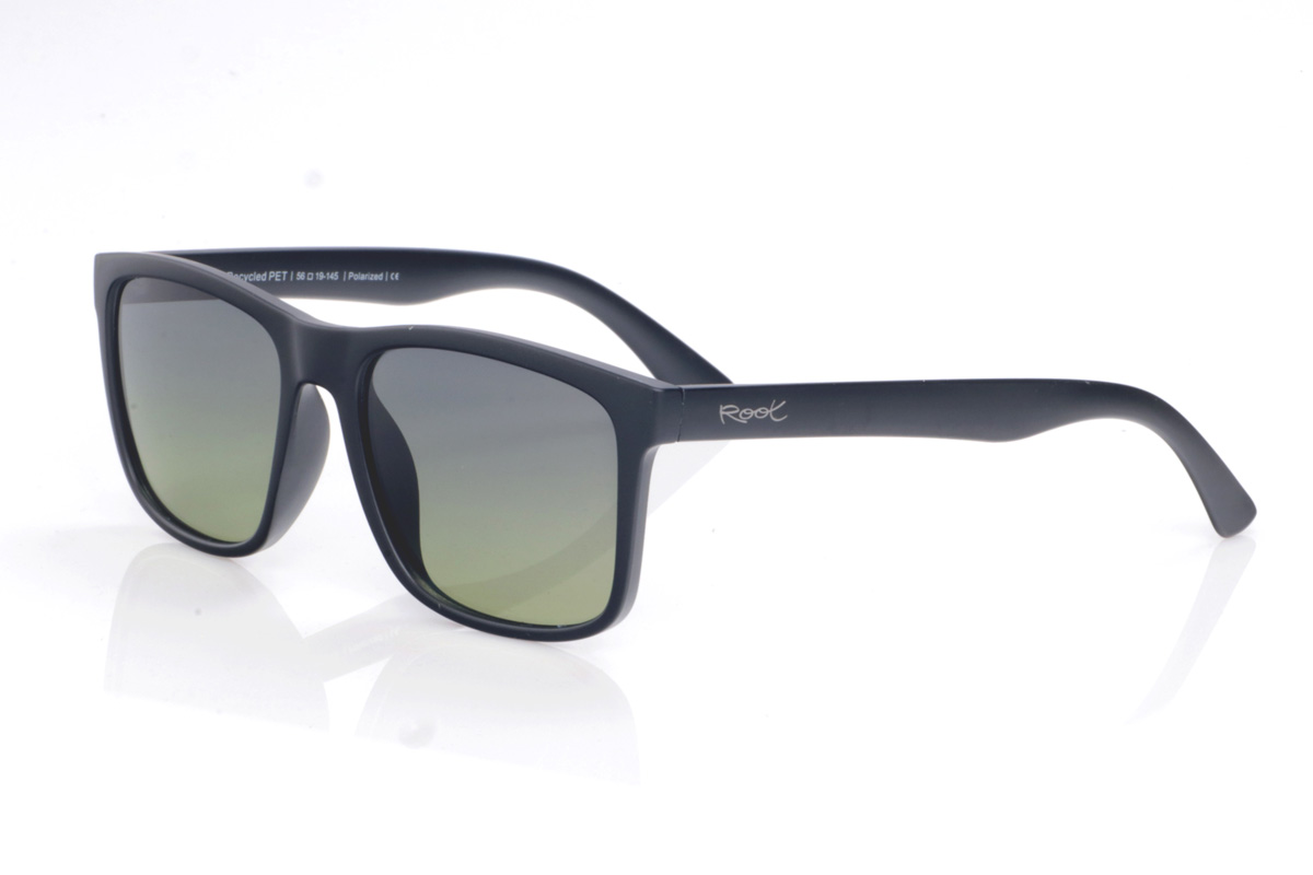 Gafas de Madera Natural de Pet modelo NORMAN. Las gafas de sol NORMAN están fabricadas en plástico PET reciclado, convirtiendo botellas en una montura ligera, resistente y comprometida con el planeta. Su forma rectangular ligeramente curvada recuerda a modelos clásicos, con líneas limpias que aportan un estilo urbano y muy fácil de combinar. El frontal de acabado mate y las varillas finas crean un conjunto sobrio y moderno, mientras que la curvatura suave de las patillas garantiza un ajuste cómodo y estable durante todo el día. Equipadas con lentes polarizadas de alta calidad, las NORMAN reducen eficazmente los reflejos y protegen tus ojos frente a los rayos UV, siendo unas gafas recicladas perfectas para quienes buscan un diseño versátil, funcional y atemporal para usar a diario. Dimensiones: 144x50mm; Calibre: 54
 | Root Sunglasses® 