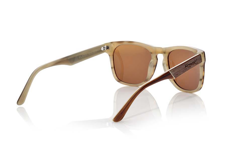 Gafas de Madera Natural de  KILAUEA. Las gafas de sol KILAUEA de la serie MIXED PREMIUM están fabricadas con el frontal en acetato de calidad en color CAREY MARRÓN y las patillas en madera de nogal negro natural terminadas en varilla cubiertas de acetato CAREY MARRÓN que permiten ser ajustadas en caso necesario. Te sorprenderá la calidad de los materiales y su terminación perfecta. Medida frontal: 140x50mm Venta al Por Mayor y Detalle | Root Sunglasses® 