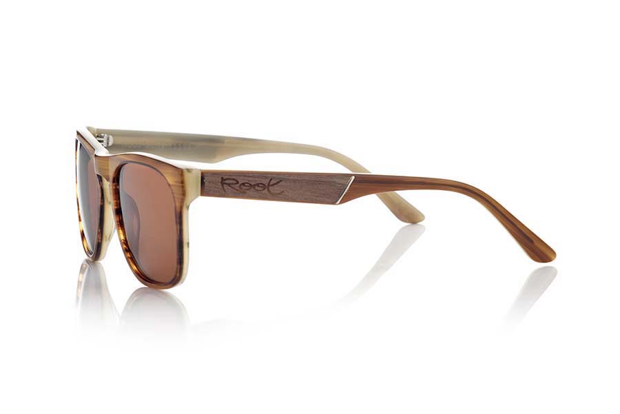 Gafas de Madera Natural de  KILAUEA. Las gafas de sol KILAUEA de la serie MIXED PREMIUM están fabricadas con el frontal en acetato de calidad en color CAREY MARRÓN y las patillas en madera de nogal negro natural terminadas en varilla cubiertas de acetato CAREY MARRÓN que permiten ser ajustadas en caso necesario. Te sorprenderá la calidad de los materiales y su terminación perfecta. Medida frontal: 140x50mm Venta al Por Mayor y Detalle | Root Sunglasses® 