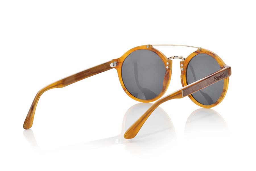 Gafas de Madera Natural de Nogal Negro TAMBORA. Las gafas de sol TAMBORA de la serie MIXED PREMIUM están fabricadas con el frontal en acetato de calidad en color CAREY marrón con puente aereo metálico y las patillas en madera de nogal negro natural terminadas en varilla cubiertas de acetato Carye marrón que permiten ser ajustadas en caso necesario. Te sorprenderá la calidad de los materiales y su terminación perfecta. Medida frontal: 140x55mm Venta al Por Mayor y Detalle | Root Sunglasses® 