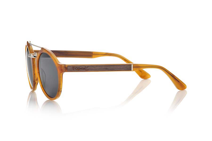 Gafas de Madera Natural de Nogal Negro TAMBORA. Las gafas de sol TAMBORA de la serie MIXED PREMIUM están fabricadas con el frontal en acetato de calidad en color CAREY marrón con puente aereo metálico y las patillas en madera de nogal negro natural terminadas en varilla cubiertas de acetato Carye marrón que permiten ser ajustadas en caso necesario. Te sorprenderá la calidad de los materiales y su terminación perfecta. Medida frontal: 140x55mm Venta al Por Mayor y Detalle | Root Sunglasses® 