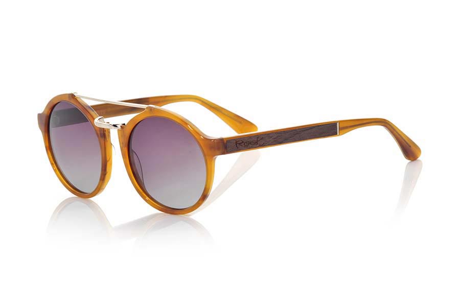 Gafas de Madera Natural de Nogal Negro TAMBORA. Las gafas de sol TAMBORA de la serie MIXED PREMIUM están fabricadas con el frontal en acetato de calidad en color CAREY marrón con puente aereo metálico y las patillas en madera de nogal negro natural terminadas en varilla cubiertas de acetato Carye marrón que permiten ser ajustadas en caso necesario. Te sorprenderá la calidad de los materiales y su terminación perfecta. Medida frontal: 140x55mm Venta al Por Mayor y Detalle | Root Sunglasses® 
