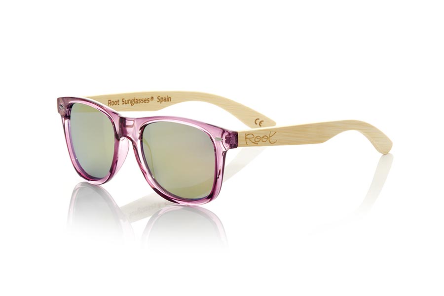 Gafas de Madera Natural de  CANDY PUR. Las gafas de sol Candy Pur están fabricadas con el frontal en material sintético Morado claro transparente brillo y las varillas de madera de bambú natural combinadas con cuatro colores de lentes que te permitirán adaptarlas a tu estilo. Medida frontal: 148x50mm Venta al Por Mayor y Detalle | Root Sunglasses® 