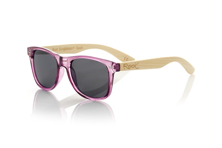 Gafas de Madera Natural de  CANDY PUR. Las gafas de sol Candy Pur están fabricadas con el frontal en material sintético Morado claro transparente brillo y las varillas de madera de bambú natural combinadas con cuatro colores de lentes que te permitirán adaptarlas a tu estilo. Medida frontal: 148x50mm Venta al Por Mayor y Detalle | Root Sunglasses® 