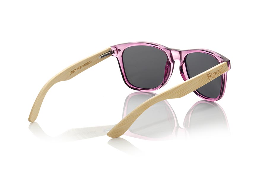 Gafas de Madera Natural de  CANDY PUR. Las gafas de sol Candy Pur están fabricadas con el frontal en material sintético Morado claro transparente brillo y las varillas de madera de bambú natural combinadas con cuatro colores de lentes que te permitirán adaptarlas a tu estilo. Medida frontal: 148x50mm Venta al Por Mayor y Detalle | Root Sunglasses® 