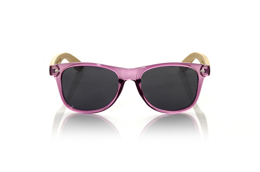 Gafas de Madera Natural de  CANDY PUR. Las gafas de sol Candy Pur están fabricadas con el frontal en material sintético Morado claro transparente brillo y las varillas de madera de bambú natural combinadas con cuatro colores de lentes que te permitirán adaptarlas a tu estilo. Medida frontal: 148x50mm Venta al Por Mayor y Detalle | Root Sunglasses® 